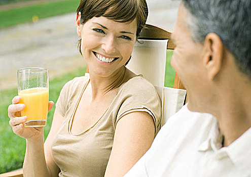 女人,拿着,玻璃,橙汁,看,丈夫