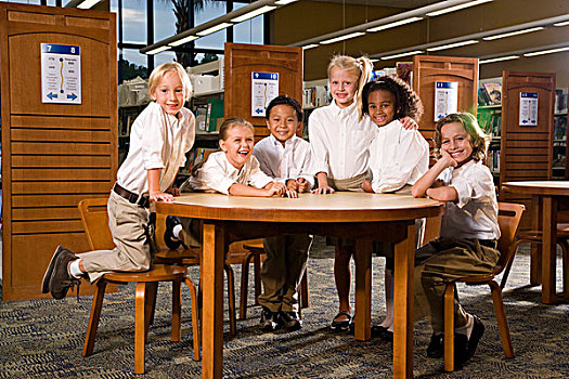 肖像,小学,儿童,坐,桌子,图书馆