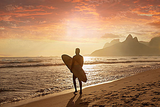 男青年,冲浪板,伊帕内玛海滩,里约热内卢,巴西