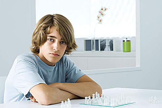 男孩,坐,桌子,玩,下棋,看镜头