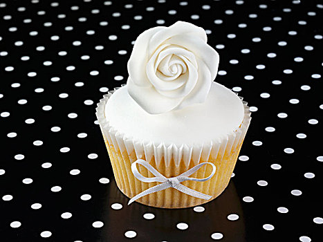 杯形蛋糕,装饰,白色蔷薇,丝带