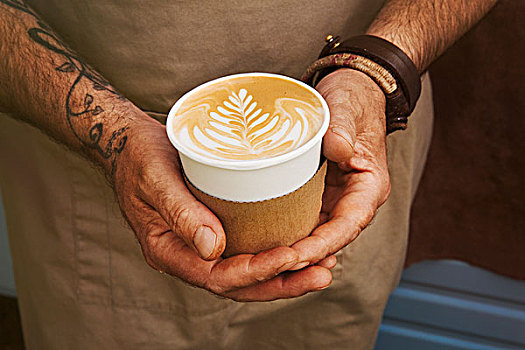 特写,男人,纹身,手臂,拿着,纸杯,咖啡,拿铁咖啡