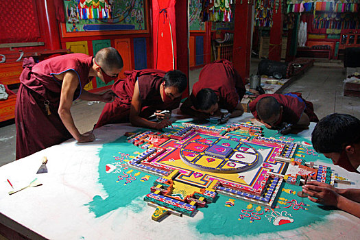 藏传佛教僧人制作坛城沙画