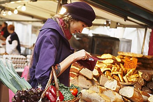 女人,支付,面包,货摊,户外市场
