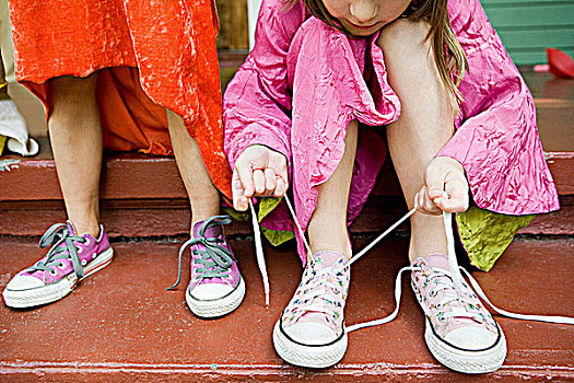 两个女孩,一个,系,向上,鞋带