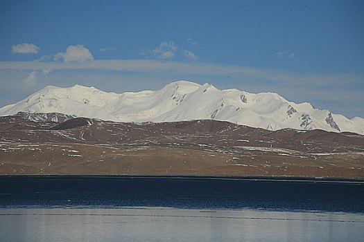 青海,可可西里湖,湖对面就是布格达坂峰