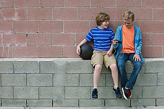 两个男孩,坐,墙壁