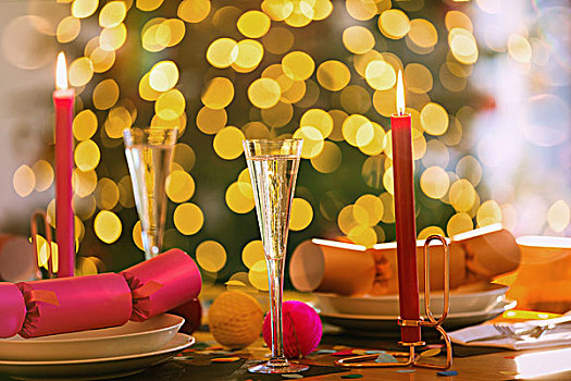 香槟酒杯,蜡烛,圣诞拉炮,餐桌