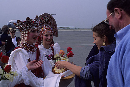 俄罗斯,机场,传统,欢迎,典礼,给,面包,盐