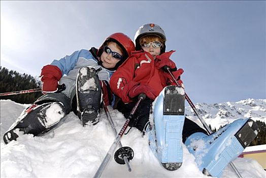 两个孩子,穿,滑雪靴,头盔,墨镜,坐,积雪,山