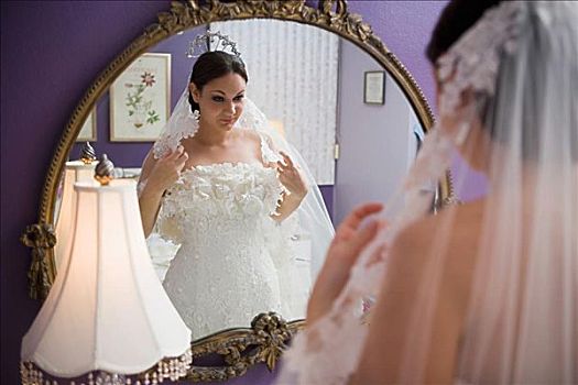 新娘,照镜子