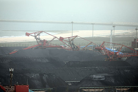 山东省日照市,沙尘暴笼罩下的港口生产一切正常