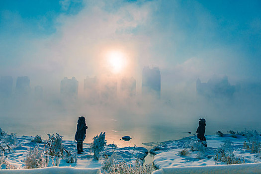 两个人大雾中观赏冬天日出