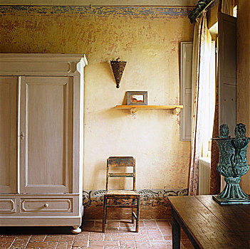 客厅,老式,坛罐,展示,边桌,悲伤,黄色,赭色,墙壁,相对