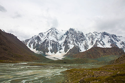 新疆天山博格达峰与白杨河高原风光