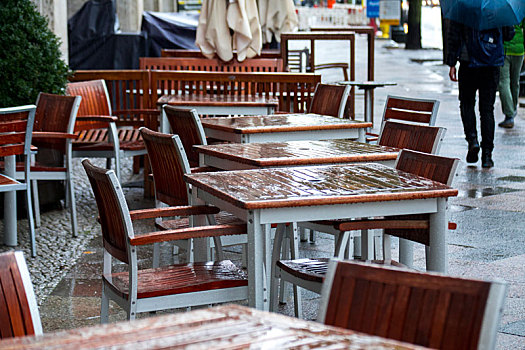 德国柏林,街道上的餐厅的露天咖啡座