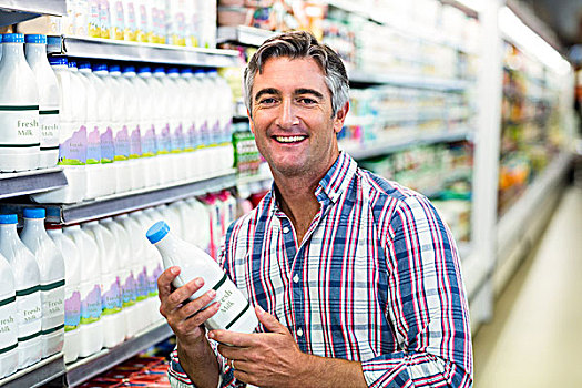 微笑,男人,拿着,奶瓶,超市