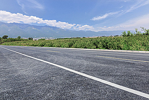 蓝天白云下的高速公路,汽车背景道路素材