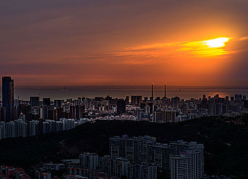 日落下的城市