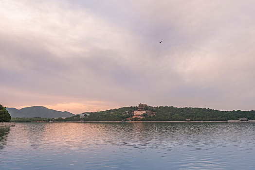 夕阳下的中国北京颐和园的湖泊园林建筑