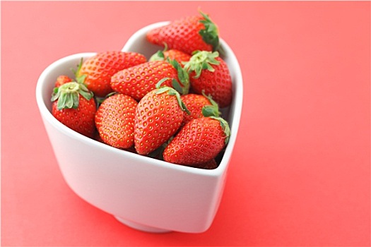 草莓,心形,碗,红色背景