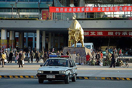 雕塑,公牛,昆明,火车站,市区,云南,中国,十一月,2006年