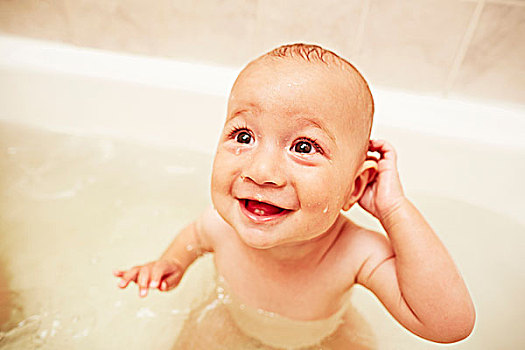 高兴,男婴,浴缸