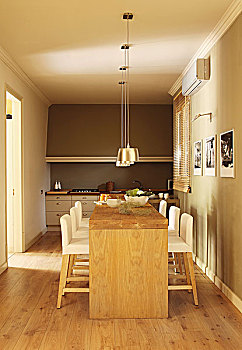 长,木质,餐桌,白色,软垫,吧椅,正面,厨房操作台