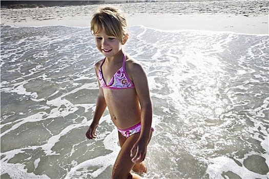 女孩,6-8岁,穿,比基尼,站立,海洋,海滩,微笑