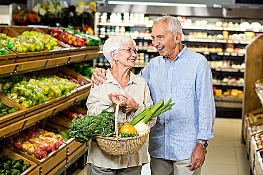 微笑,老年,夫妻,拿着,篮子,蔬菜,杂货店