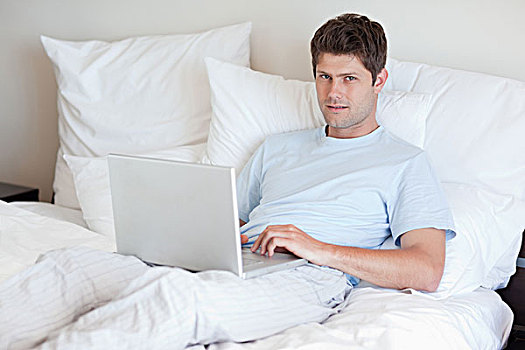 男人,卧,床上,笔记本电脑