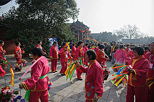 太昊陵庙会上跳祭祀舞的妇女们