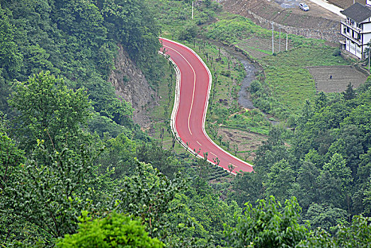 通组公路,舞动在山村的,彩色飘带