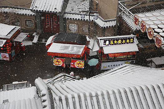 山东省日照市,游客踏雪逛美食街,感受不一样的元宵佳节