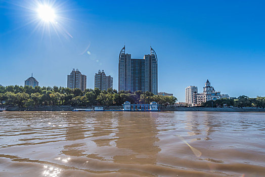 中国哈尔滨松花江边建筑树林草地