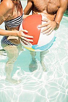 幸福伴侣,水皮球,游泳池