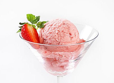 草莓冰激凌,高脚玻璃杯