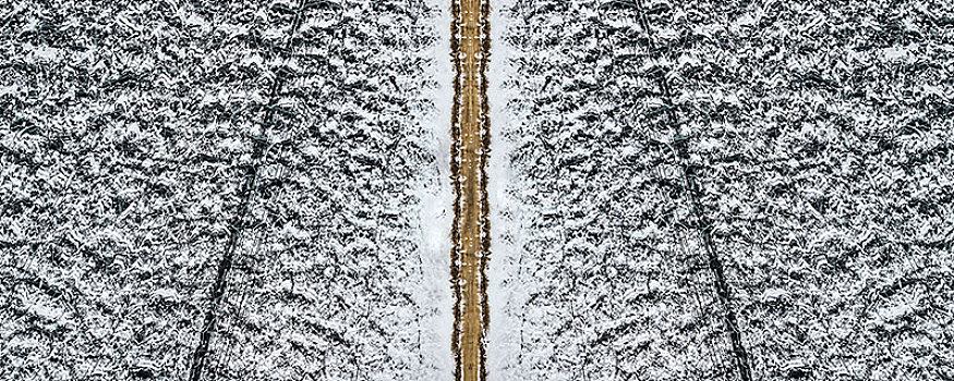 雪景的汽车公路