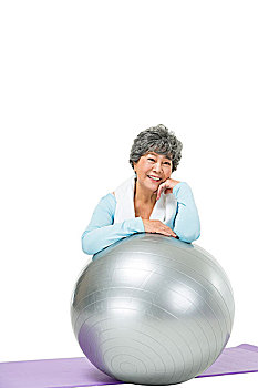 老年女人与健身球
