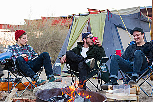 三个,男青年,朋友,坐,交谈,营火,安萨玻里哥沙漠州立公园,加利福尼亚,美国