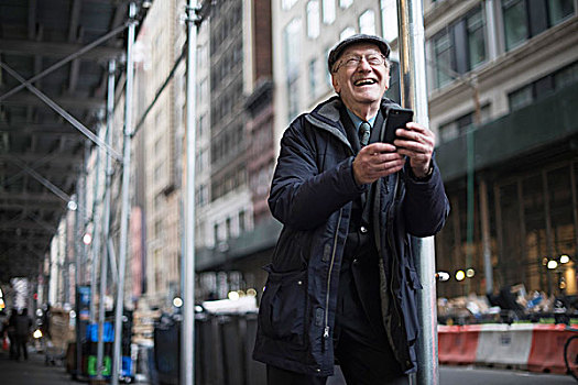 男人,倚靠,路灯柱,拿着,智能手机,笑,曼哈顿,纽约,美国