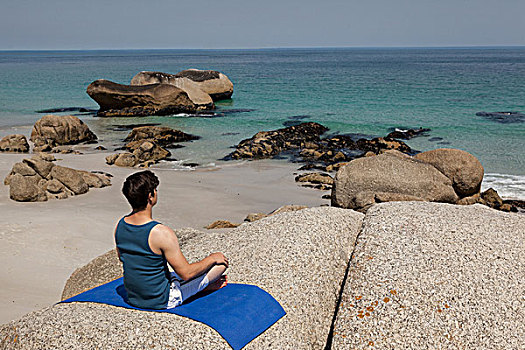 男人,表演,瑜珈,岩石上,靠近,海岸
