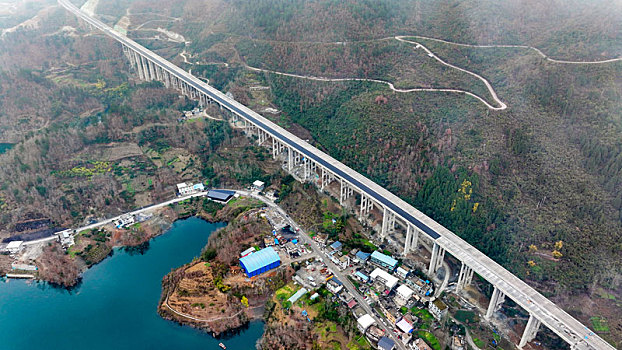 重庆酉阳,修建中的高速特大桥
