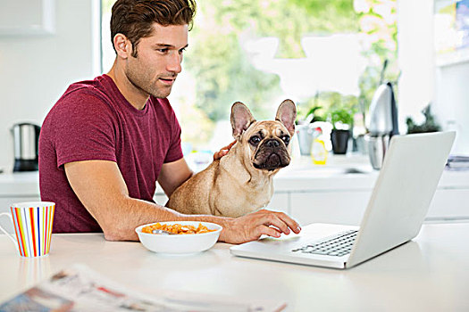 男人,笔记本电脑,爱抚,狗,厨房