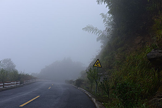 浓雾道路