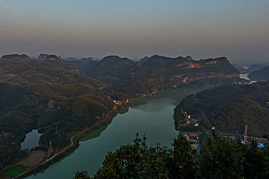 山,丹霞,河流,蓝天,黄昏,大气,田野,水电站,村庄,驴友,旅行,地质公园,丹霞地貌,绿色,灌木,树,草,水潭,素材,平面设计