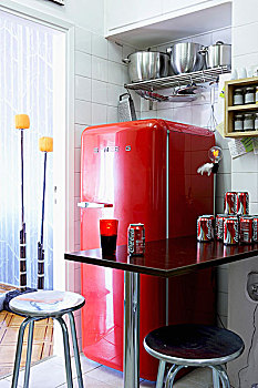 红色,20世纪50年代,电冰箱,靠近,可乐,罐,厨房操作台