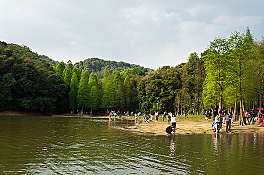 假期人们在湖边玩耍