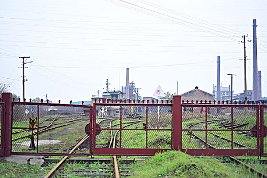 废弃的工厂和铁路
