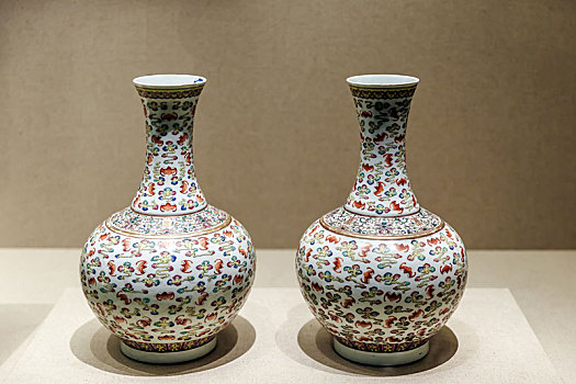 清代粉彩描金云蝠纹赏瓶,安徽博物院馆藏文物